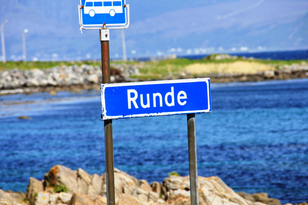 Die Straßen in Norwegen sind meist schmal und führen durch hügelige Landschaft, dadurch werden sie leicht unübersichtlich. Dementsprechend sind die Geschwindigkeitsbegrenzungen angepasst mit maximal 100 km/h auf Autobahnen, 60-80 km/h...